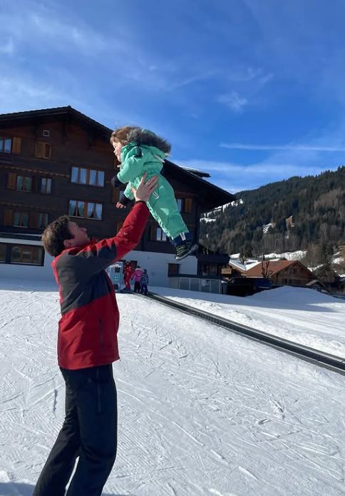 Jack Brooksbank lance Ernest Brooksbank dans les airs