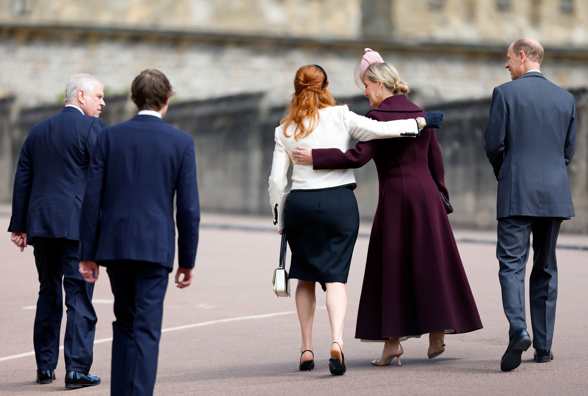 Le prince Andrew, duc d'York, James, comte de Wessex, Sarah Ferguson, duchesse d'York, Sophie, duchesse d'Édimbourg et le prince Edward, duc d'Édimbourg partent après avoir assisté au traditionnel service Mattins du dimanche de Pâques. 
