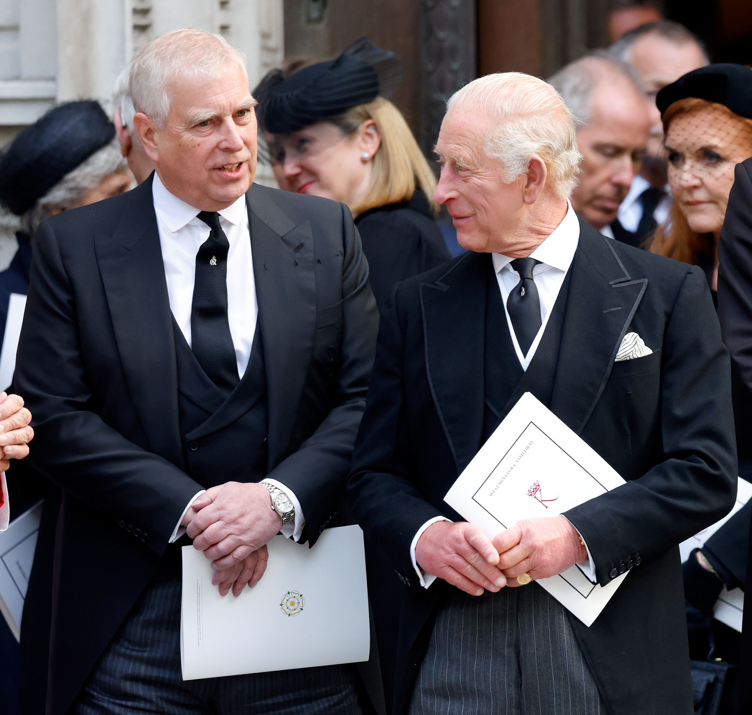 Andrew Mountbatten-Windsor et le roi Charles lors de funérailles