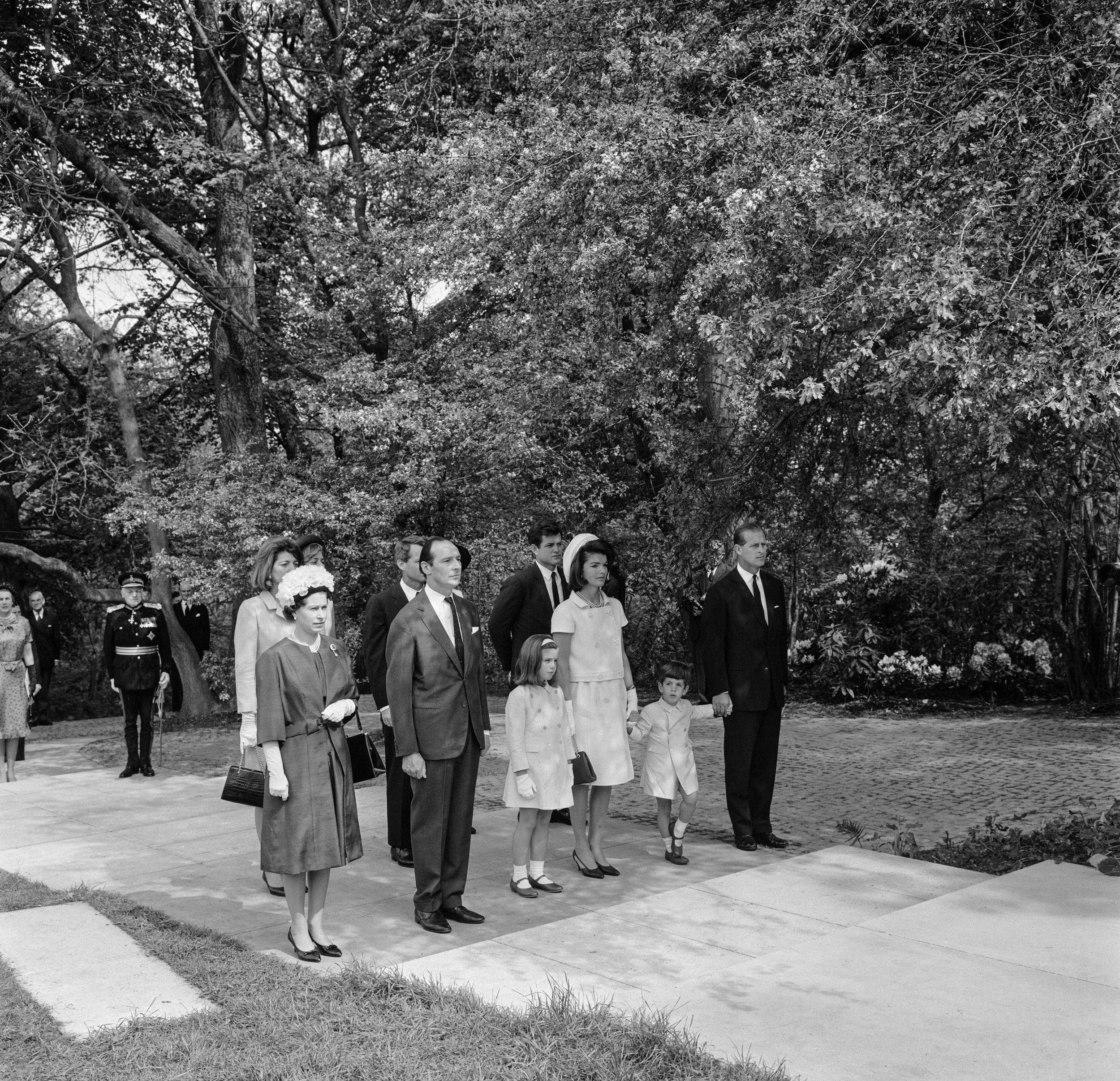 Le prince Philip a été photographié tenant la main de John Jr. au mémorial JFK en 1965.