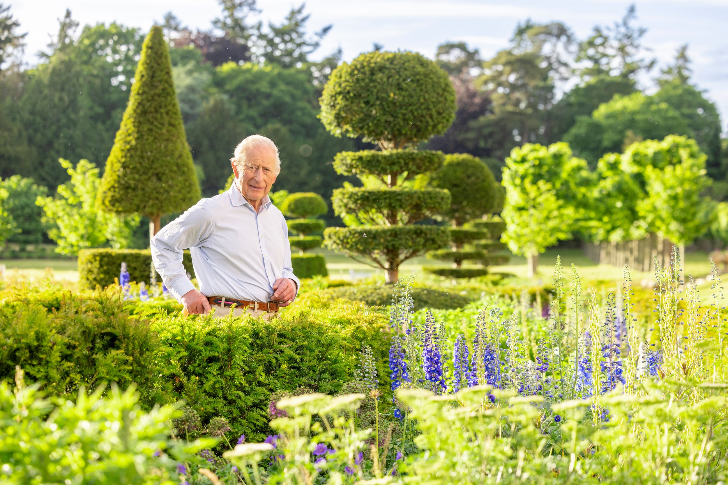Image exclusive du roi Charles posant dans son jardin