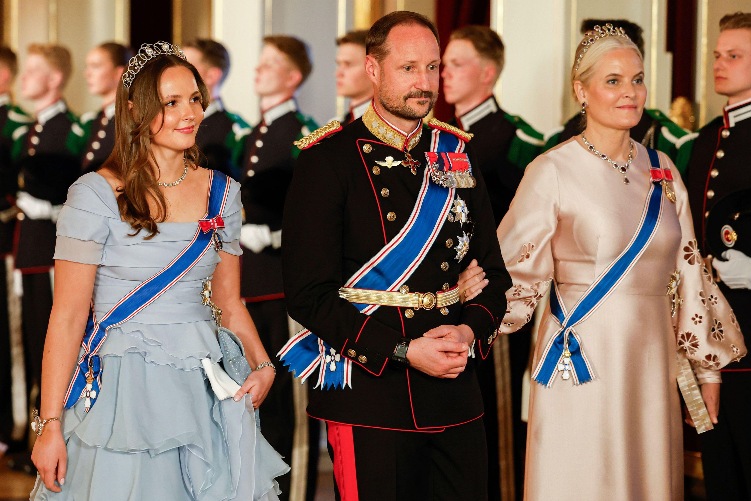 La princesse Ingrid Alexandra, à gauche, le prince héritier Haakon et la princesse héritière Mette-Marit en route pour un dîner de gala