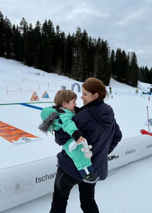 La princesse Eugénie tient son fils Ernest lors de vacances au ski