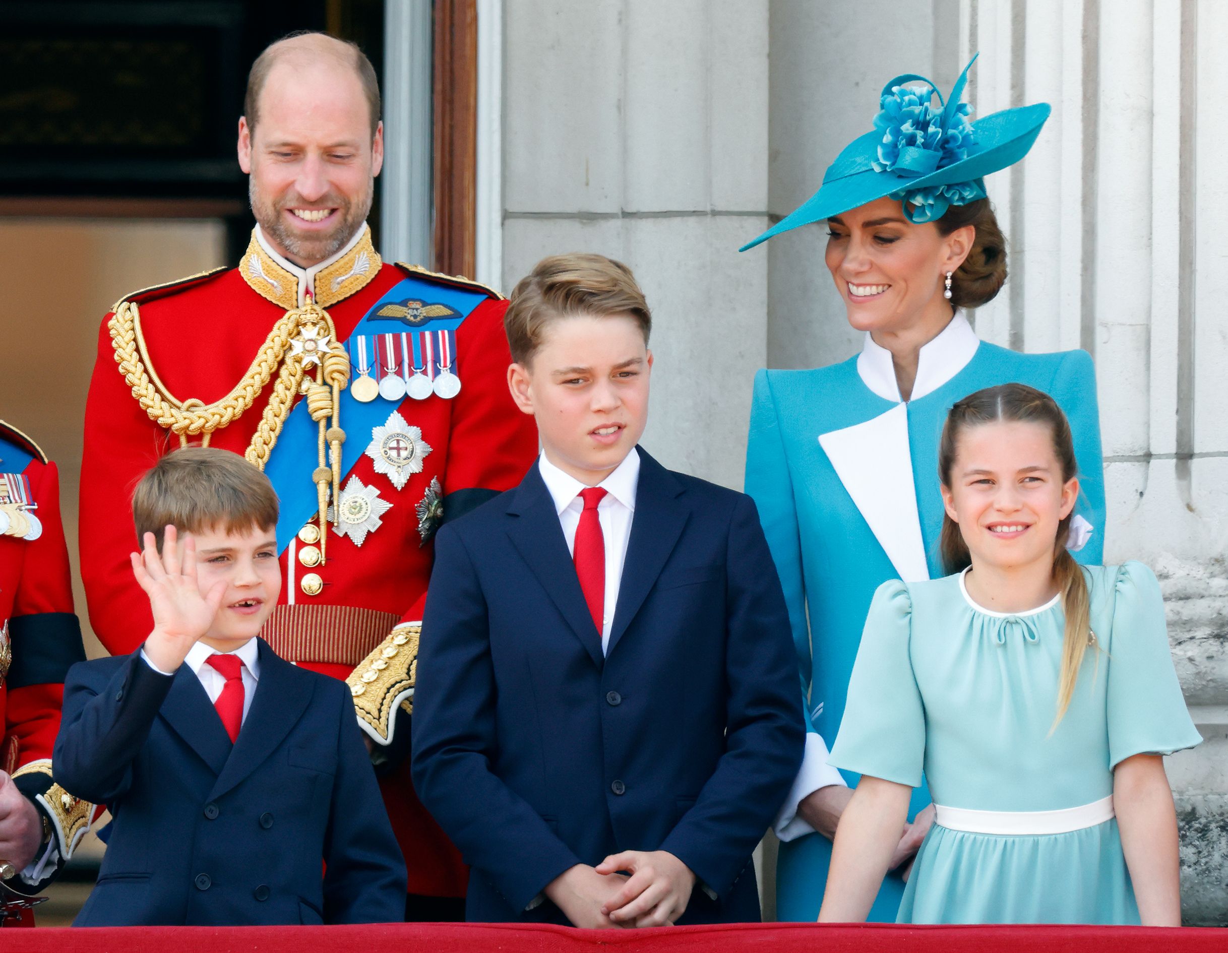 Comment l'amitié universitaire discrète de Kate Middleton et du prince William s'est transformée en la plus grande histoire d'amour royale du monde 4 Les membres de la famille royale sont les fiers parents de George, Charlotte et Louis