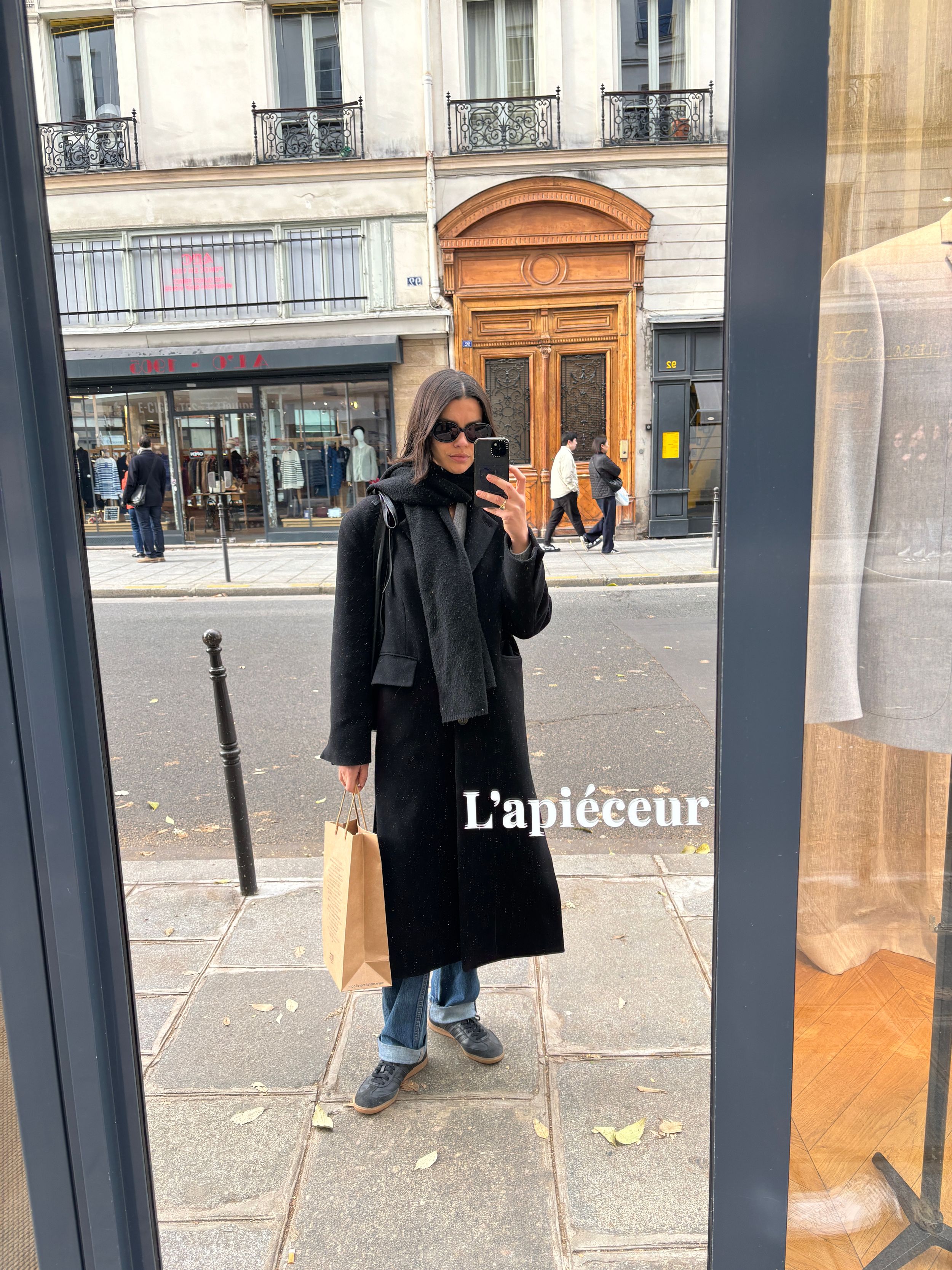 Modèle à Paris en sambas et manteau