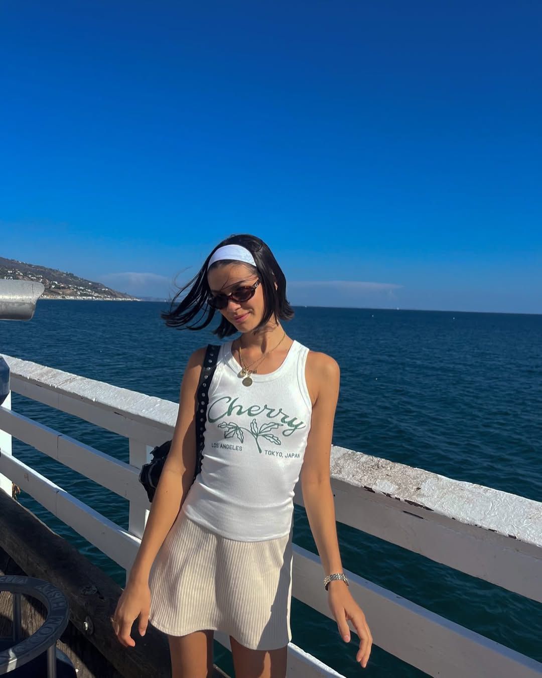 Grace McGovern dans le débardeur blanc