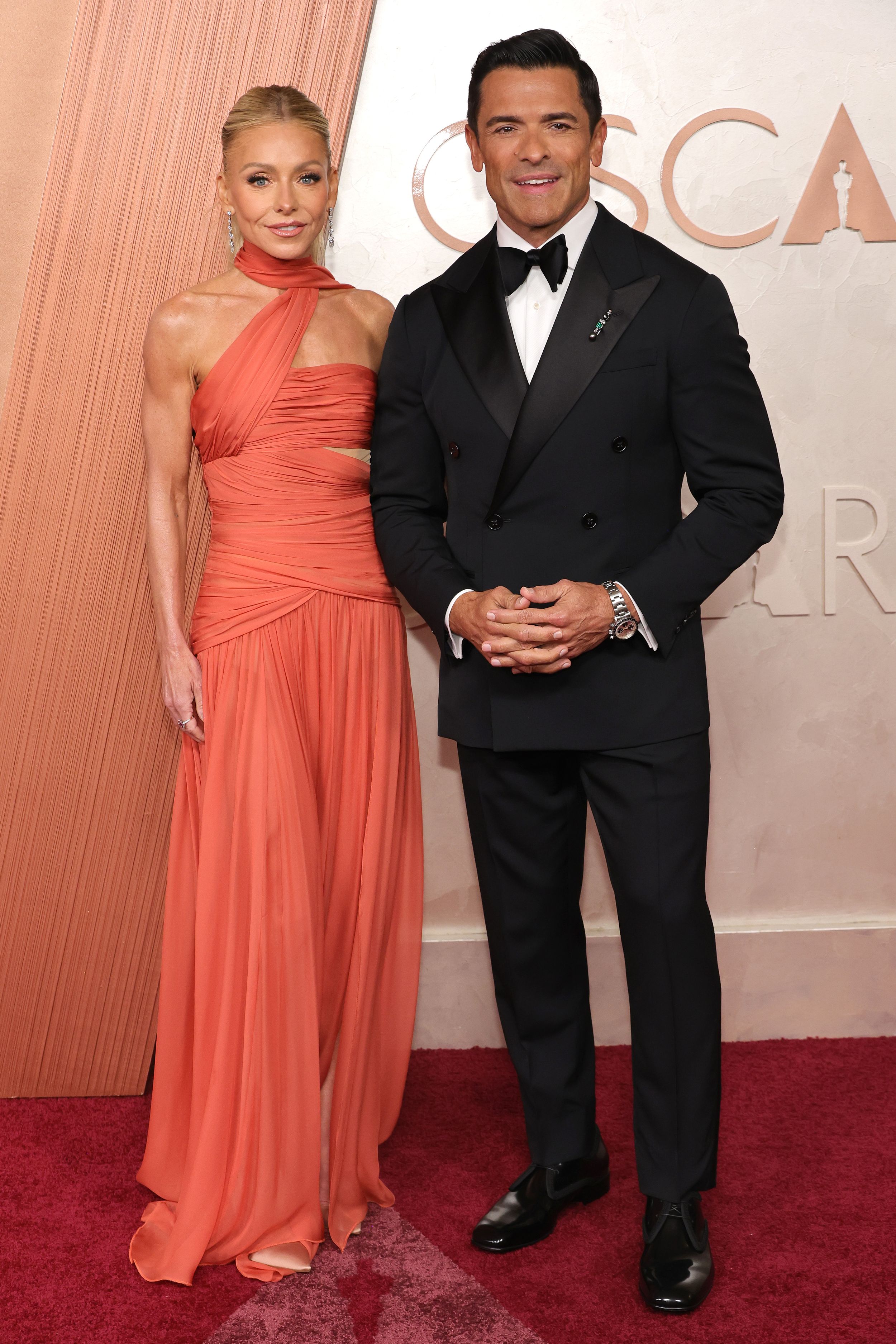 kelly ripa and mark consuelos dressed up for oscars red carpet