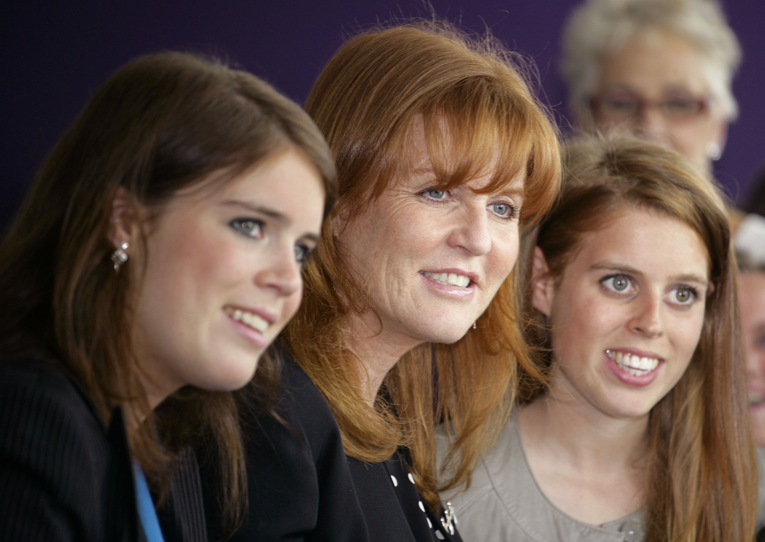 La princesse Eugénie, Sarah Ferguson et la princesse Béatrice souriantes