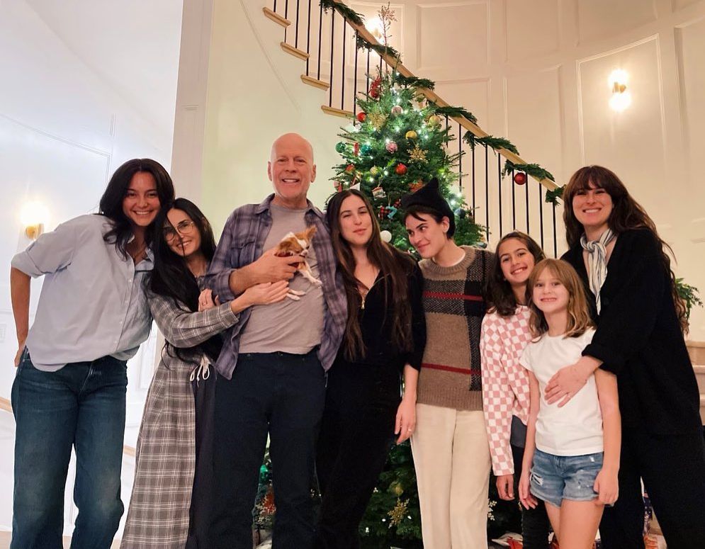 Demi Moore with Bruce and familly in front of the christmas tree