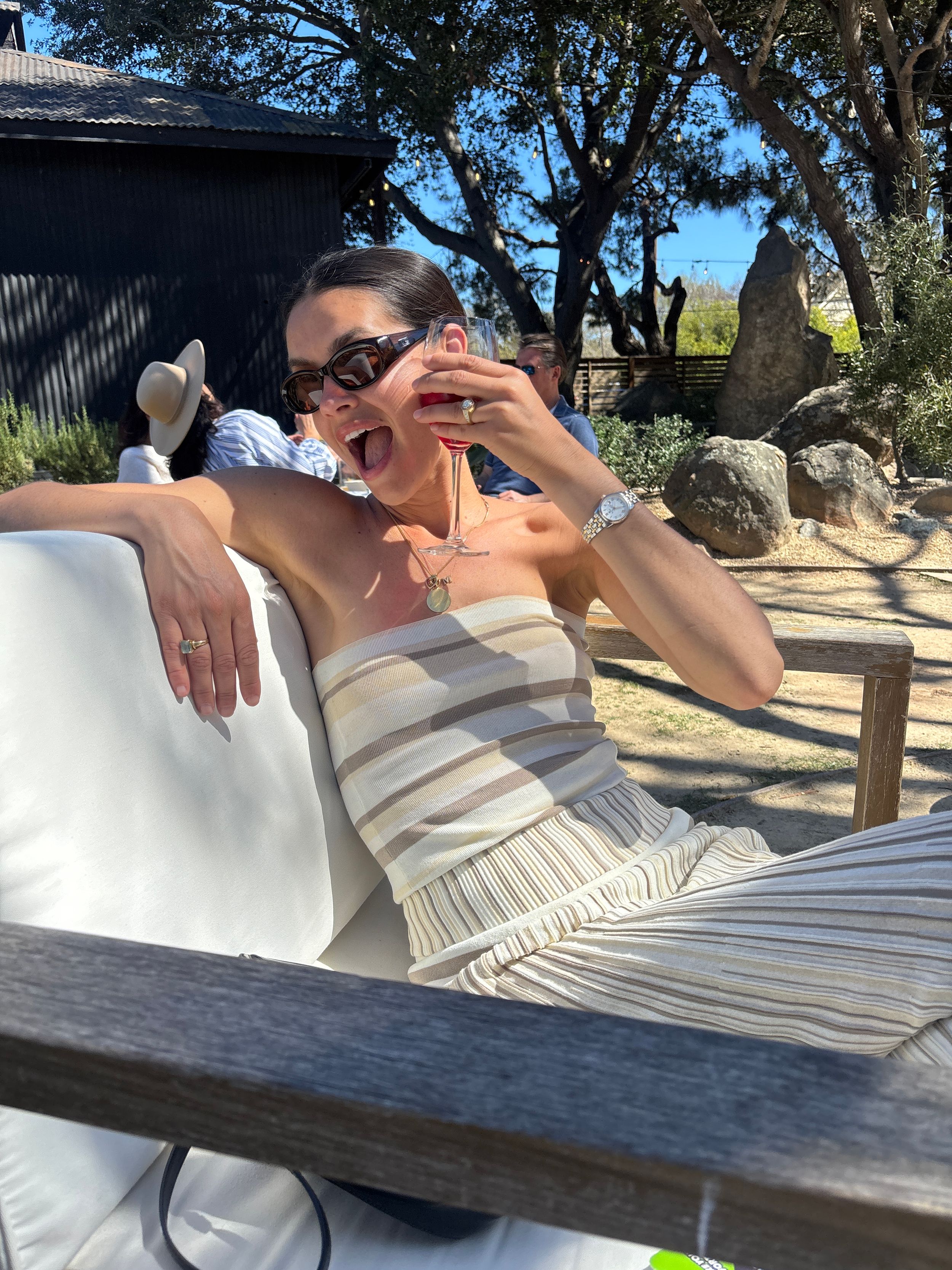 Modèle en coordon blanc sur la plage