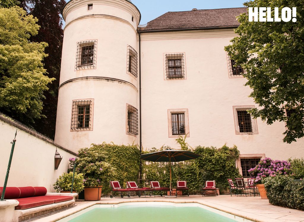 Une vue depuis la piscine à l'extérieur du château historique de Tratzberg en Autriche