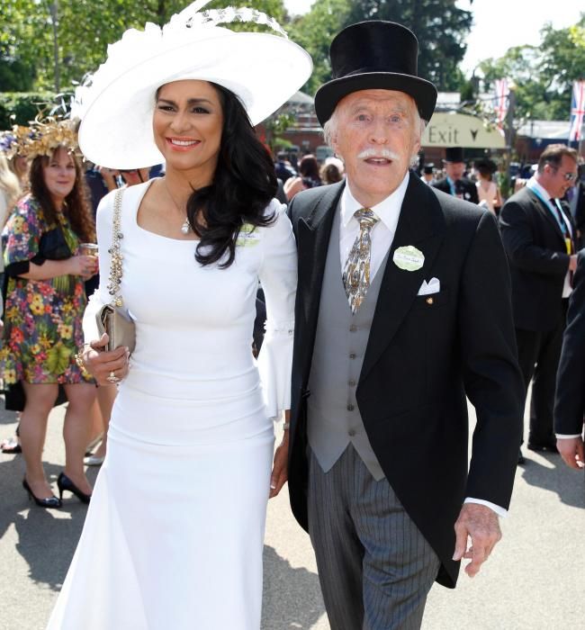 bruce forsyth and wife wilnelia at ascot in 2015