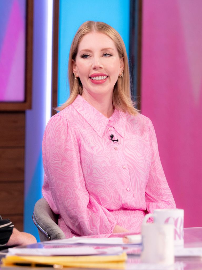 Katherine Ryan sur des femmes en vrac en robe rose
