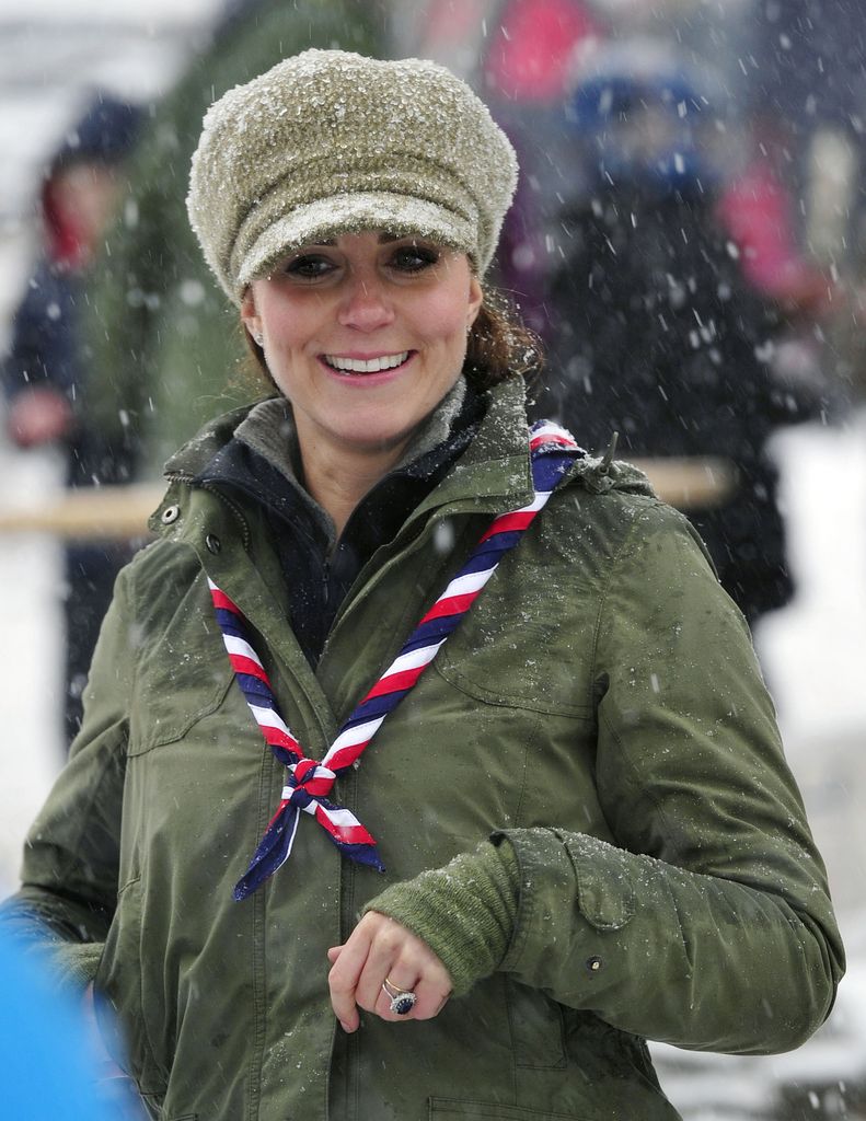 Kate Middleton w chłopięcej czapce piekarza przybywa z wizytą do obozu skautów Great Tower przy Newby Bridge w Cumbrii, 22 marca 2013 r.  