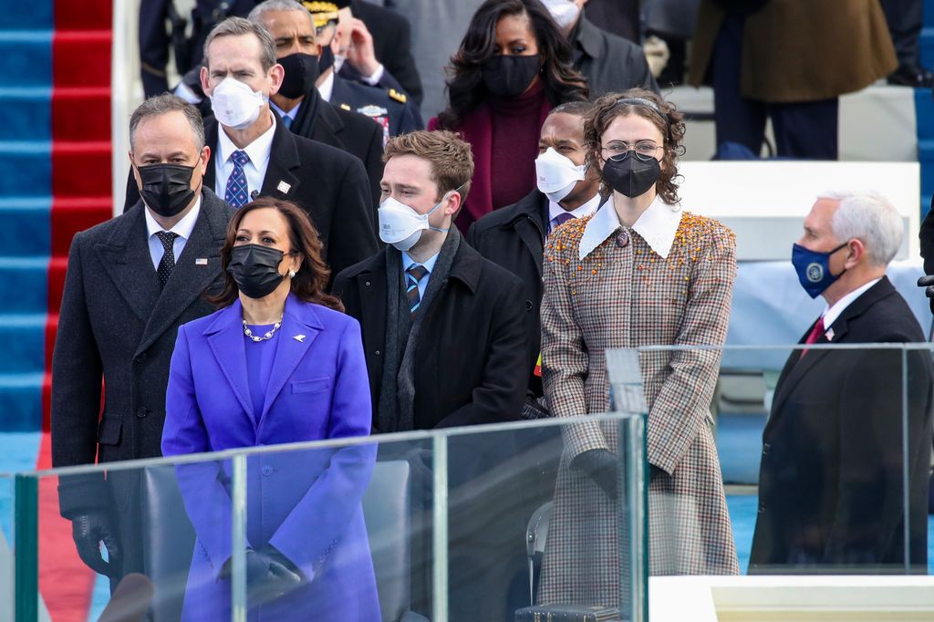 Doug Emhoff (da esquerda para a direita), vice-presidente Kamala Harris, Cole Emhoff, Ella Emhoff na posse do presidente eleito dos EUA, Joe Biden, na fachada oeste do Capitólio dos EUA em 20 de janeiro de 2021 em Washington, DC