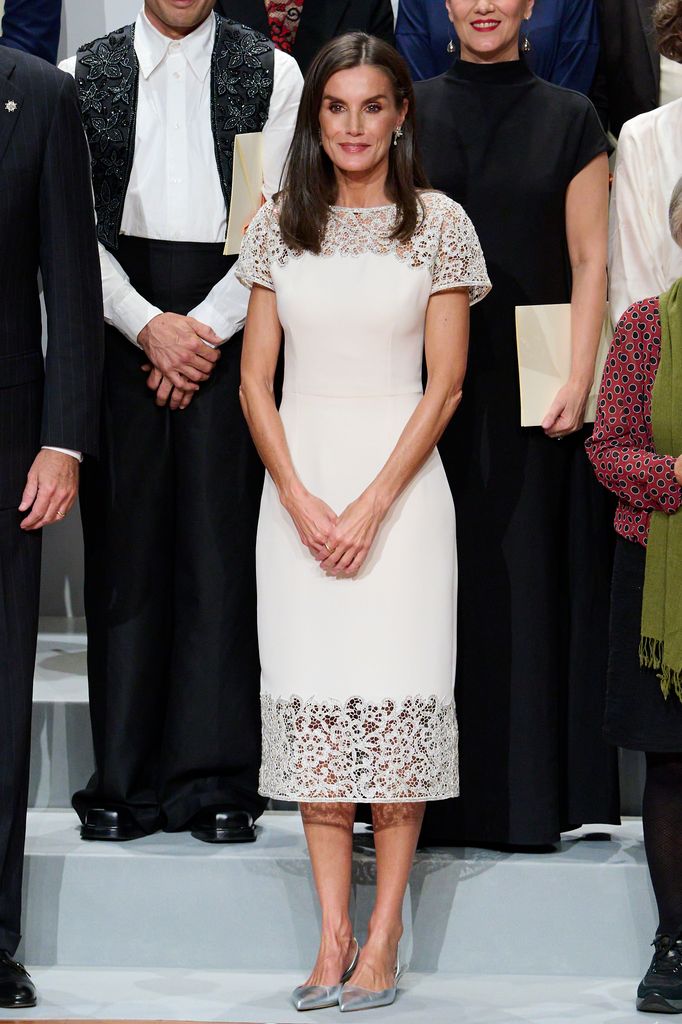 Rainha Letizia posou com vestido midi branco