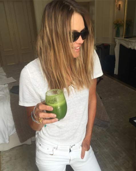Elle Macpherson drinks green smoothie