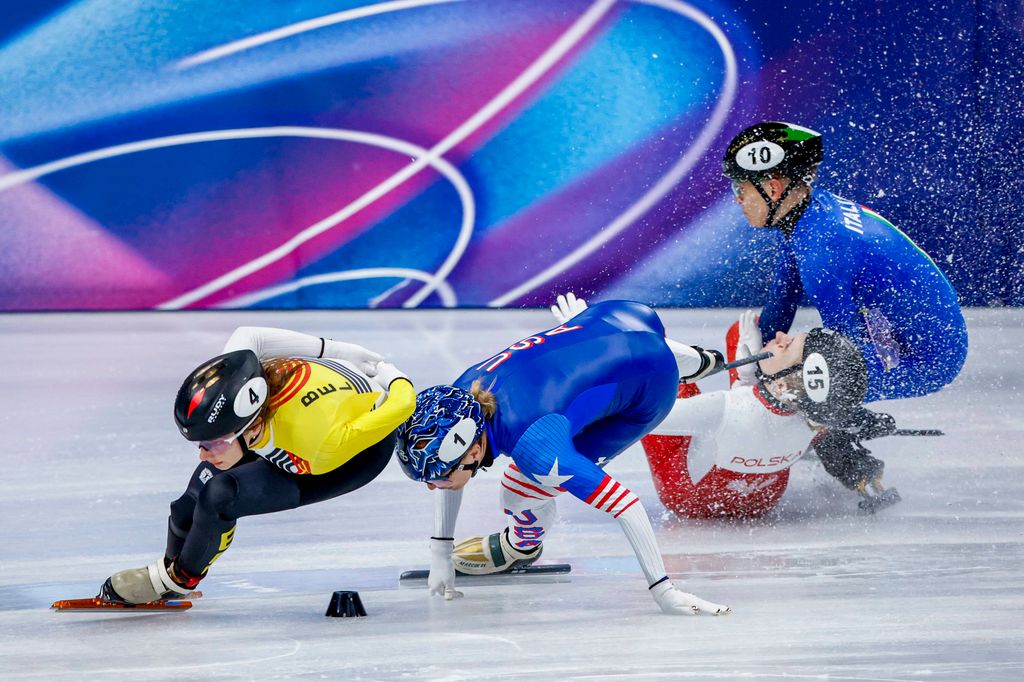 L'olympienne polonaise Kamila Sellier fait le point sur son état de santé après avoir été frappée au visage par un concurrent 1 ourtney Sarault du Canada et crash Kamila Sellier-Stormowska de Pologne et Arianna Fontana d'Italie et Kristen Santos-Griswold des États-Unis d'Amérique en compétition sur les quarts de finale féminins de patinage de vitesse sur piste courte de 1 500 m le quatorzième jour des Jeux olympiques d'hiver de Milano Cortina 2026 au stade de patinage de vitesse de Milan le 20 février 2026 à Milan, en Italie.
