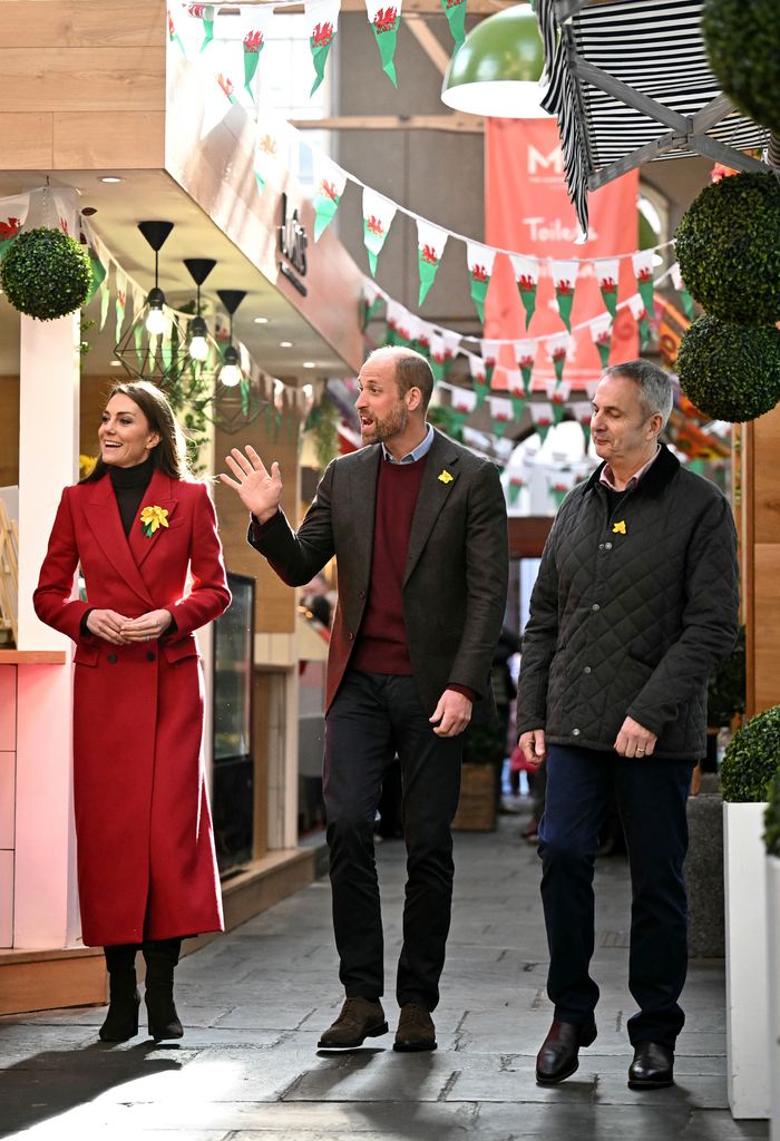 William et Kate Waving à leur arrivée au marché de Pontypridd