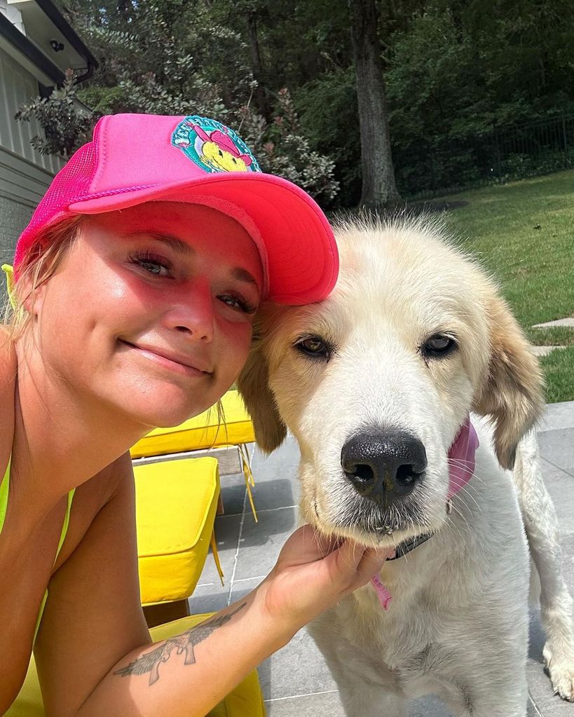 Miranda Lambert takes selfie with pet dog