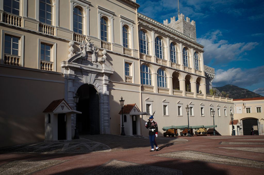 : Une sentinelle garde l'entrée du palais du prince de Monaco. Le palais du prince de Monaco est la résidence du prince de Monaco.