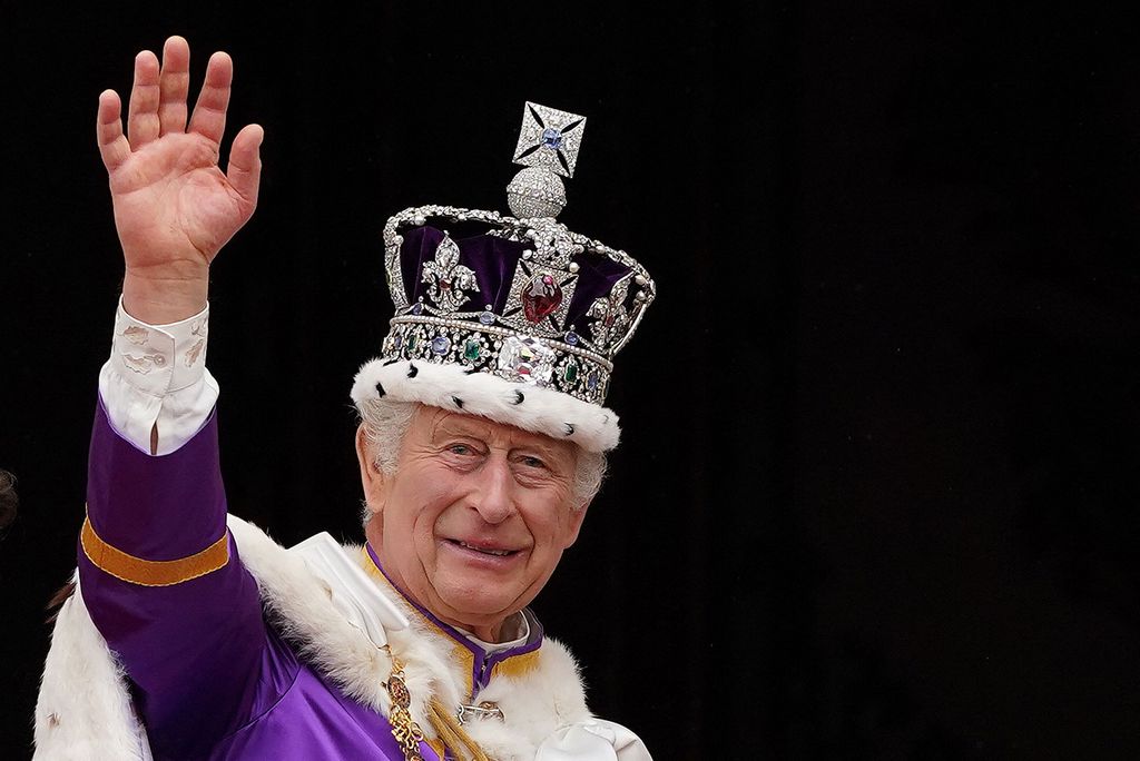 TOPSHOT - Britain's King Charles III wearing the Imperial state Crown, waves from the Buckingham Palace balcony after viewing the Royal Air Force fly-past in central London on May 6, 2023, after his coronation. The set-piece coronation is the first in Britain in 70 years, and only the second in history to be televised. Charles will be the 40th reigning monarch to be crowned at the central London church since King William I in 1066. (Photo by Stefan Rousseau / POOL / AFP) (Photo by STEFAN ROUSSEAU/POOL/AFP via Getty Images)