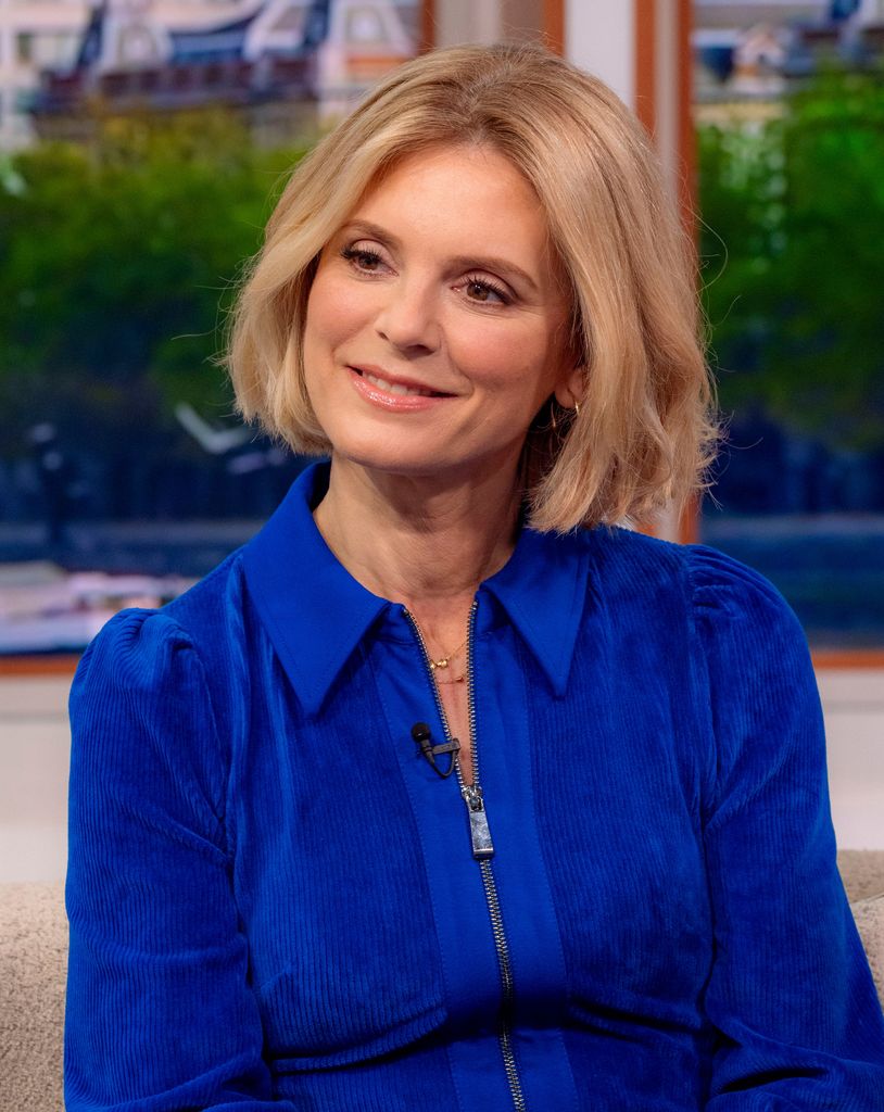 Emilia Fox s'est assis dans le studio de télévision à Cobalt Dress
