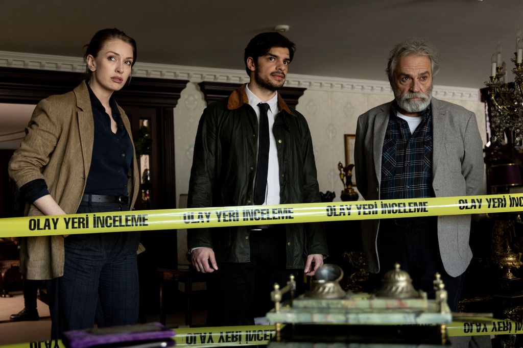 Ayse Farsakoglu (Yasemin Kay Allen), Mehmet Suleyman (Ethan Kai), Cetin Ikmen (Haluk Bilginer) in The Turkish Detective