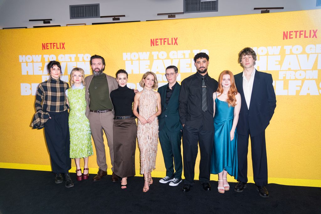 Natasha O'Keeffe, Saoirse-Monica Jackson, Emmett Scanlon, Roisin Gallagher, Sinead Keenan, Caoilfhionn Dunne, Darragh Hand, Matilda Freeman et Josh Finan posant ensemble sur le tapis rouge 