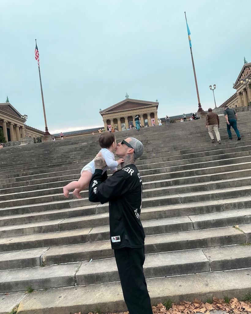 Travis Barker beijando filho Rocky