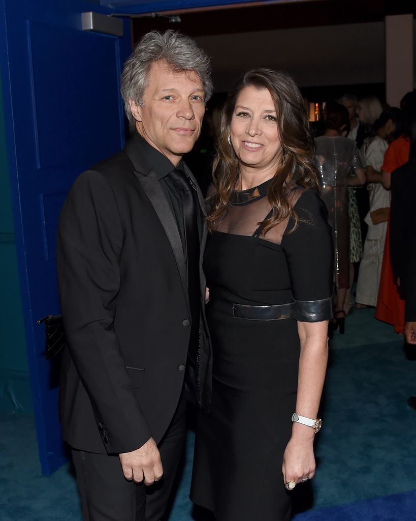 Jon Bon Jovi en costume noir avec sa femme Dorothea.