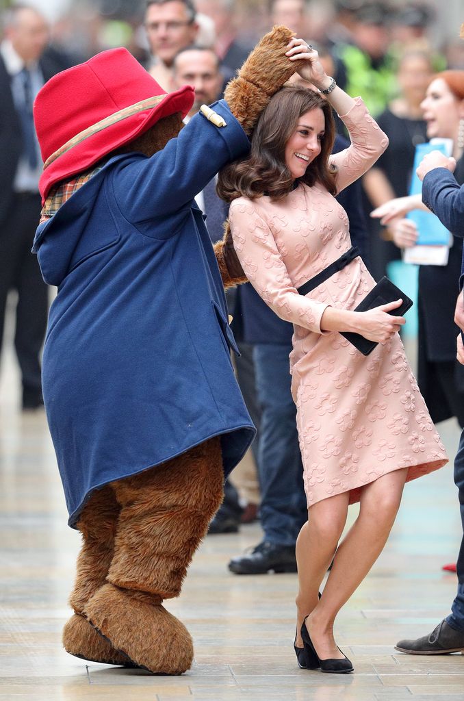 Kate Middleton menari dengan Paddington Bear saat ia menghadiri acara Forum Amal di Stasiun Paddington pada 16 Oktober 2017 di London, Inggris. 