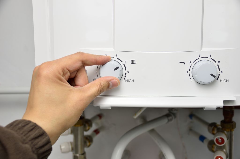 Hand rotating temperature adjuster of water heater