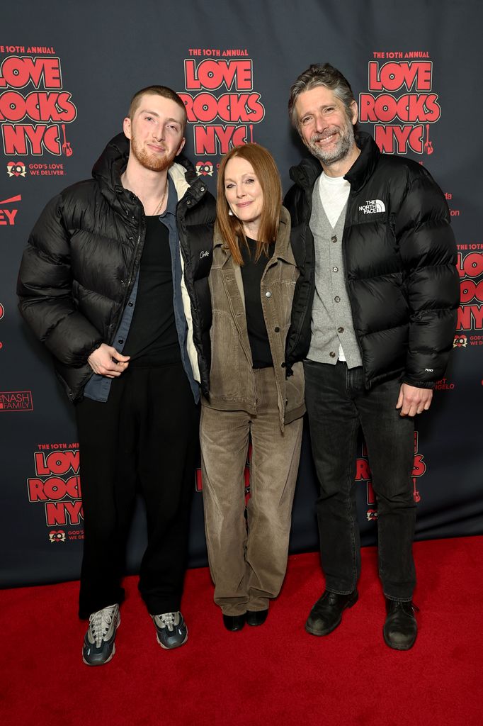 photo de Julianne Moore avec son mari et son fils sur le tapis rouge