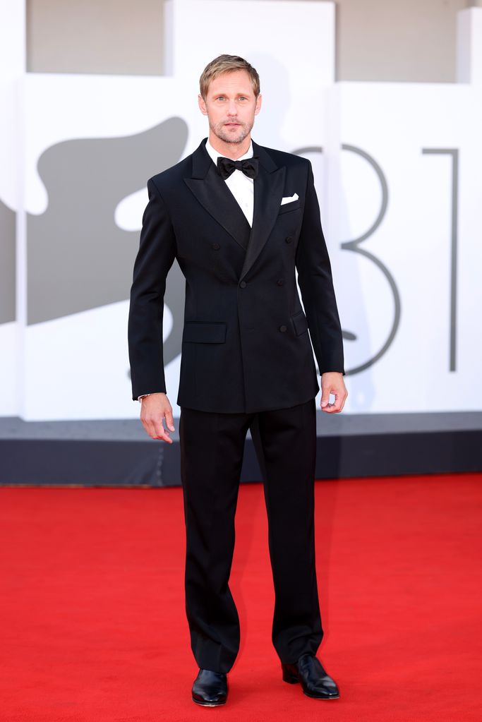 Alexander Skarsgard en smoking noir