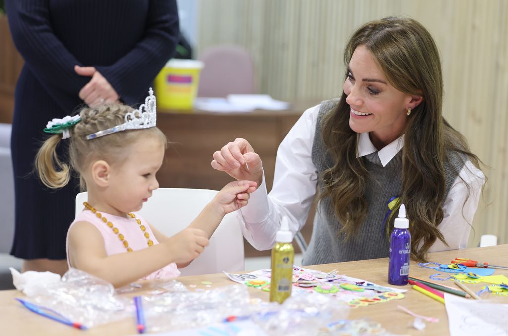 Kate Middleton bonds with little girl over Princess Charlotte's love of ...