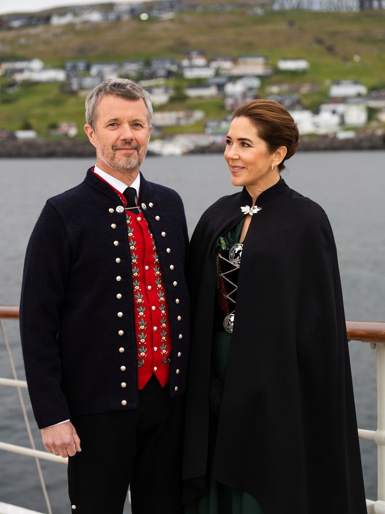 King Frederik et Queen Mary dans les tenues traditionnelles des îles Féroé
