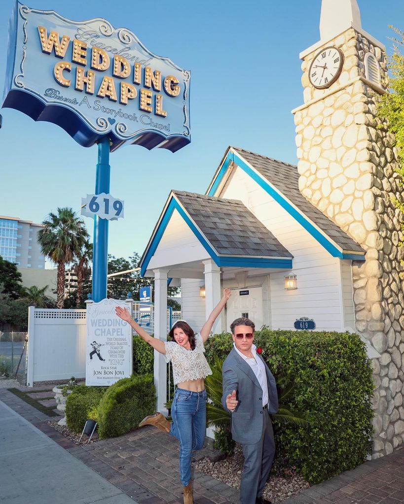 Jamie and Jools Oliver posing outside the Wedding Chapel in Las Vegas