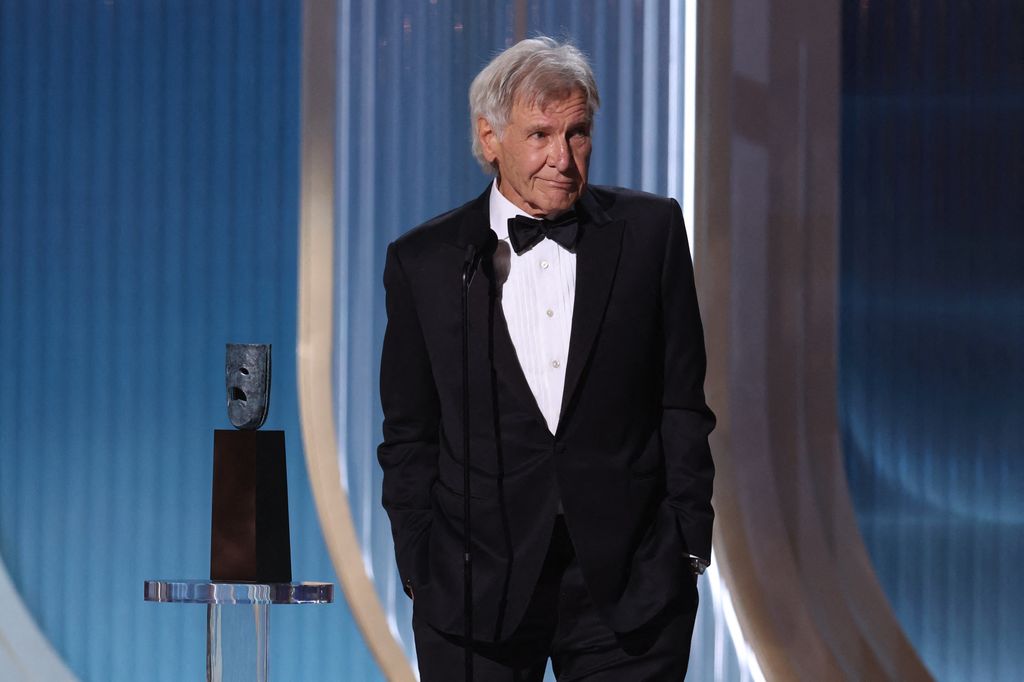 Harrison Ford remercie son épouse « extraordinaire » après avoir reçu le SAG-AFTRA Life Achievement Award 3 Harrison Ford accepte le 61e SAG-AFTRA Life Achievement Award sur scène lors de la 32e édition des Actor Awards au Shrine Auditorium de Los Angeles le 1er mars 2026.