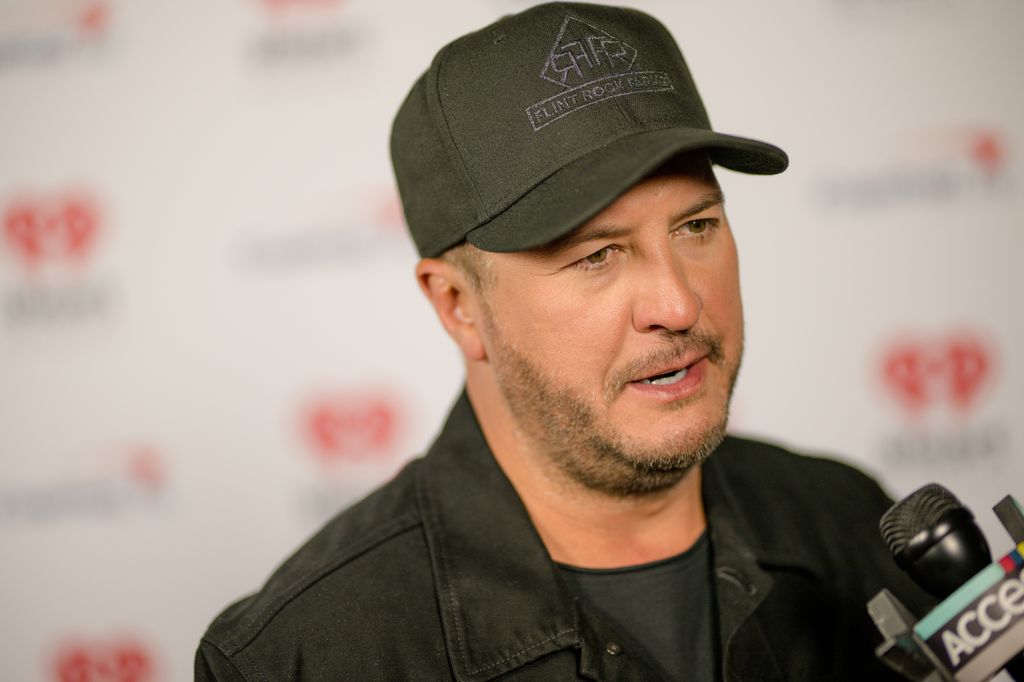 Luke Bryan talking on the red carpet 