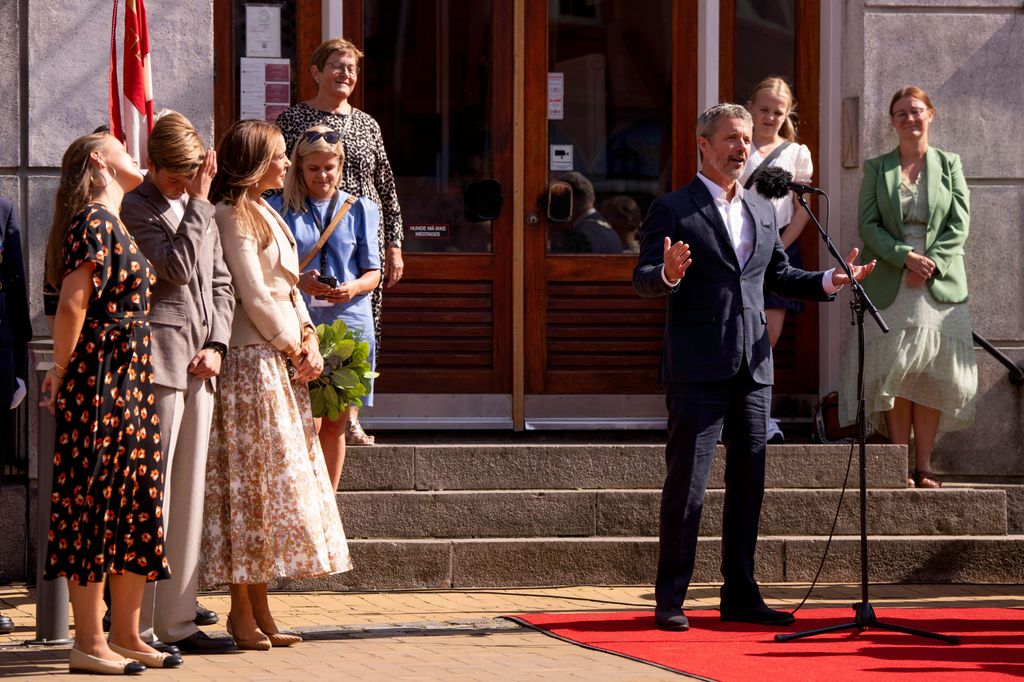 Le roi Frederik reçoit un discours à Graasten