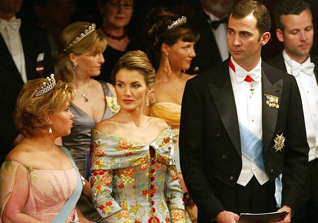 Letizia Ortiz in a red skirt and off-the-shoulder jacket at the Royal Theater in Copenhagen in 2004