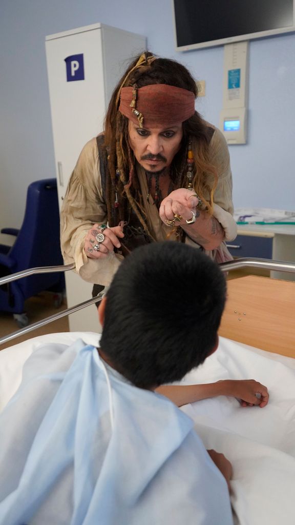 Johnny Depp talking to children in hospital dressed as pirate