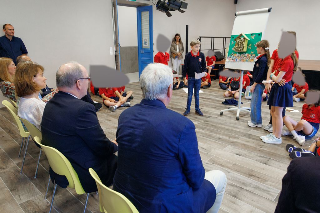 Le prince Albert regardant le prince Jacques et un groupe d'enfants parlent d'abeilles