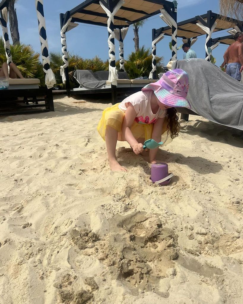 Filha de Frank e Christine Lampard brincando na areia