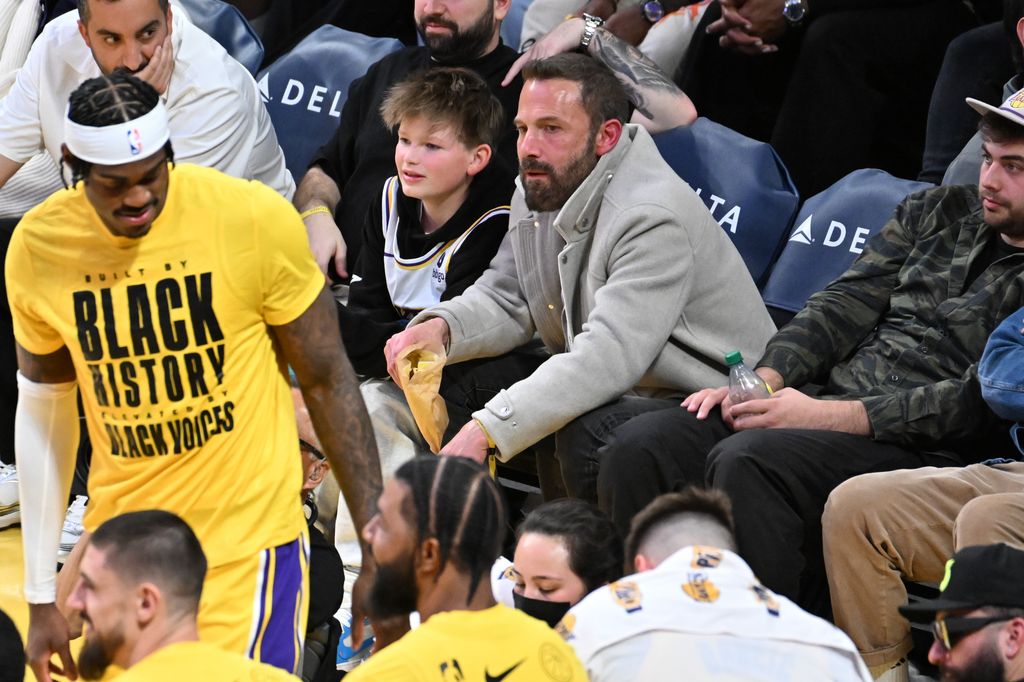 Бен Аффлек (справа) и Сэмюэл Гарнер Аффлек присутствуют на баскетбольном матче между «Лос-Анджелес Лейкерс» и «Миннесота Тимбервулвз» на Crypto.com Arena 27 февраля 2025 года.