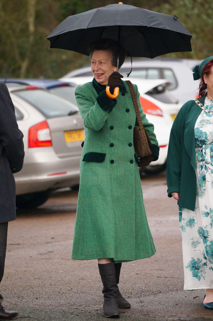 Princess Royal bertemu dengan para korban Storm Bert, selama kunjungan ke Lydney, di Gloucestershire, dan dengan agensi dan sukarelawan yang membantu pemulihan kota setelah badai.