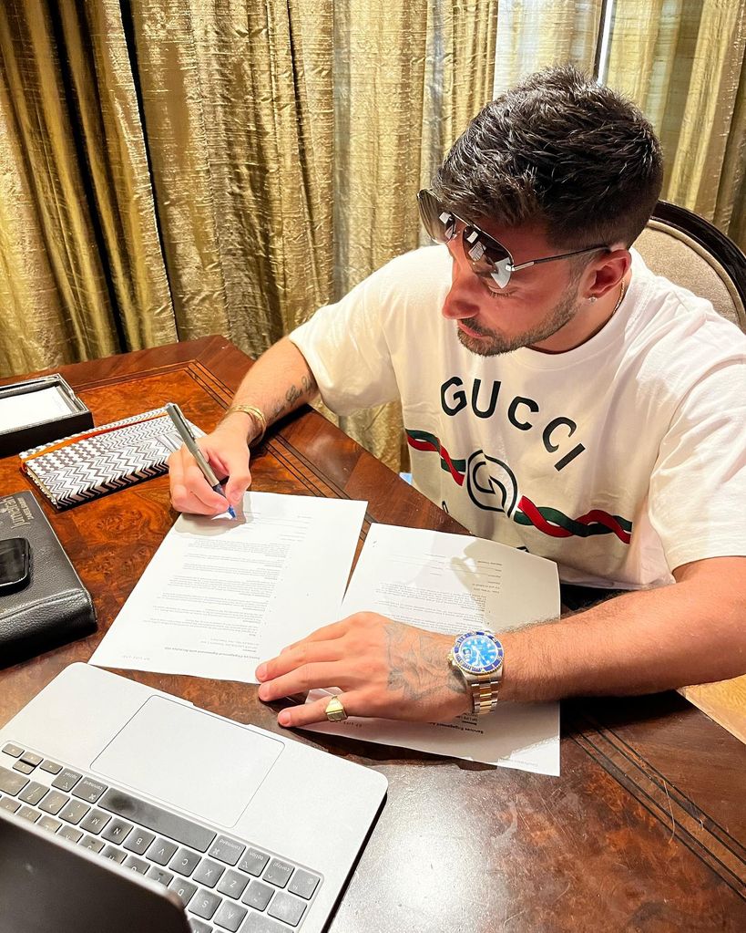 Giovanni appearing to sign a new contract
