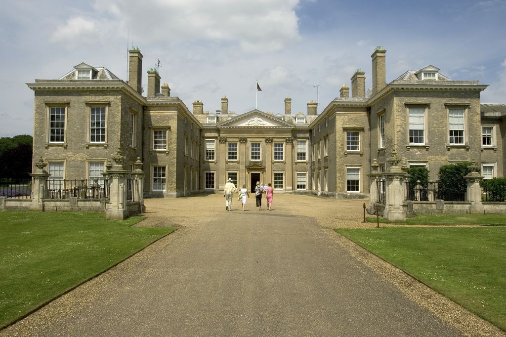 Visitors arriving at Althorp House 
