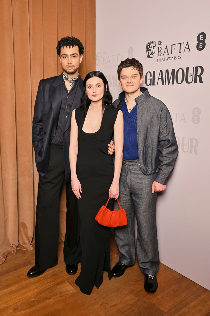 Archie Madekwe, Posy Sterling et Robert Aramayo 